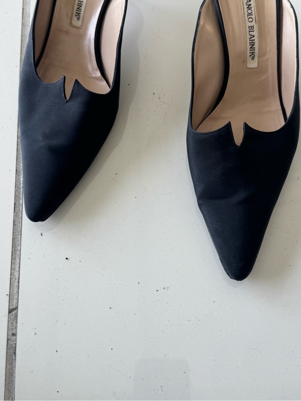 Manolo Blahnik Black Satin Kitten Heel Pointed-Toe Mules Shoes Rare - Picture 3 of 6